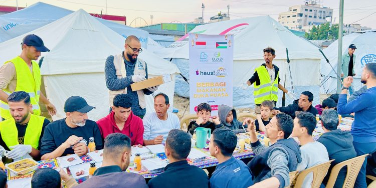 Senyum Terkembang di Meja Panjang, 266 Keluarga di Gaza Utara Terima Makanan Siap Saji yang Adara Salurkan di Bulan Ramadhan