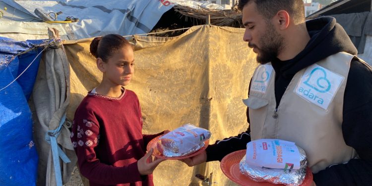 Adara Salurkan Makanan Berbuka Puasa untuk 11.600 Pengungsi di Gaza Tengah