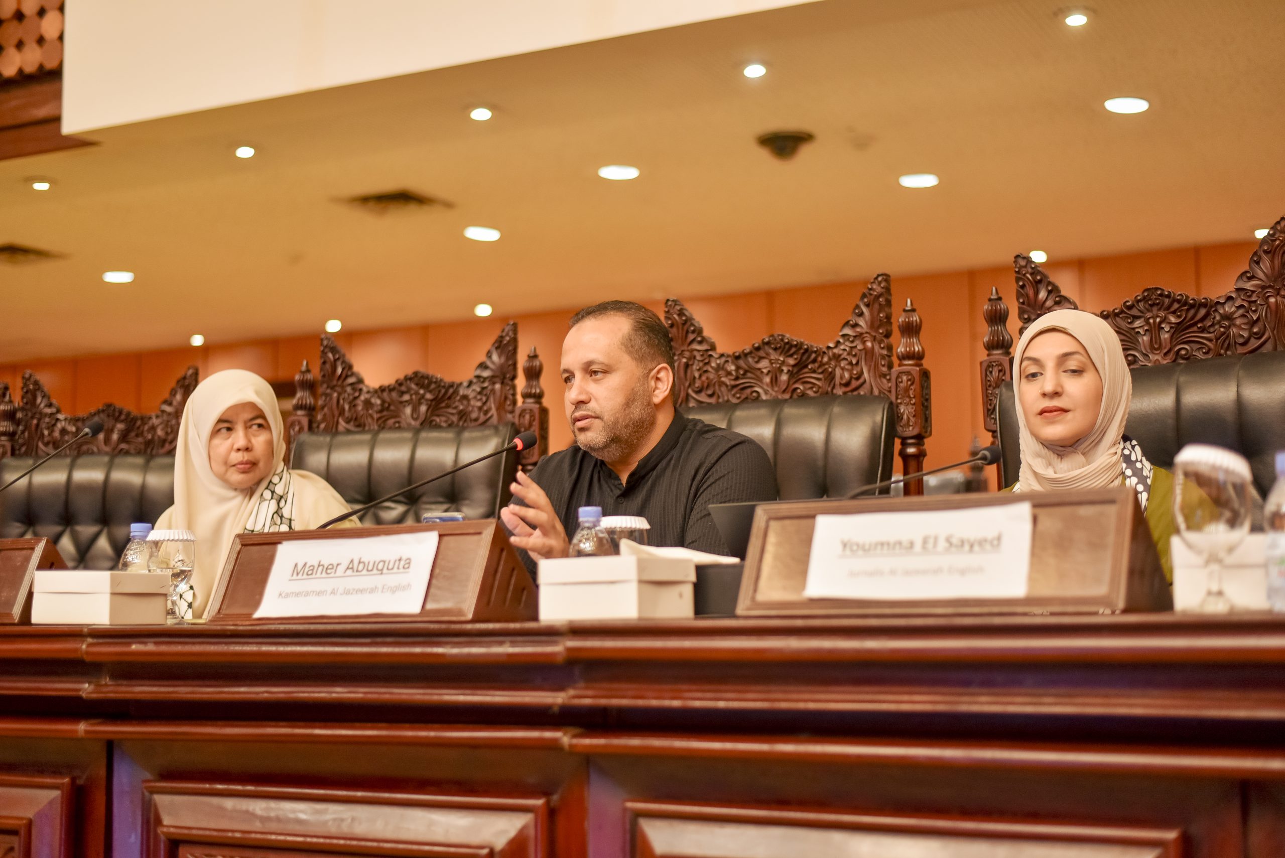 Maher Abu Quta, kameramen dari media internasional Al Jazeera English sedang menceritakan fakta di dunia jurnalis