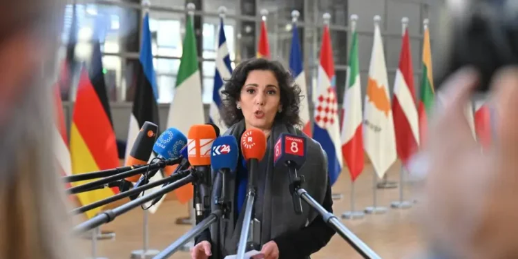 "Komisioner Eropa Hadja Lahbib menyampaikan pidato dalam pertemuan Menteri Luar Negeri Uni Eropa di Brussels, 27 Januari 2025."