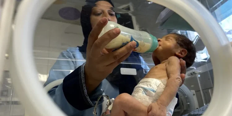 Bayi prematur dirawat di Rumah Sakit Nasser, Khan Yunis, Gaza, saat krisis susu formula dan obat akibat serangan Israel, 19 Juni 2025. Jika kamu ingin versi lain yang lebih fokus pada aspek tertentu (misalnya: kemanusiaan, medis, atau lokasi), tinggal minta saja.