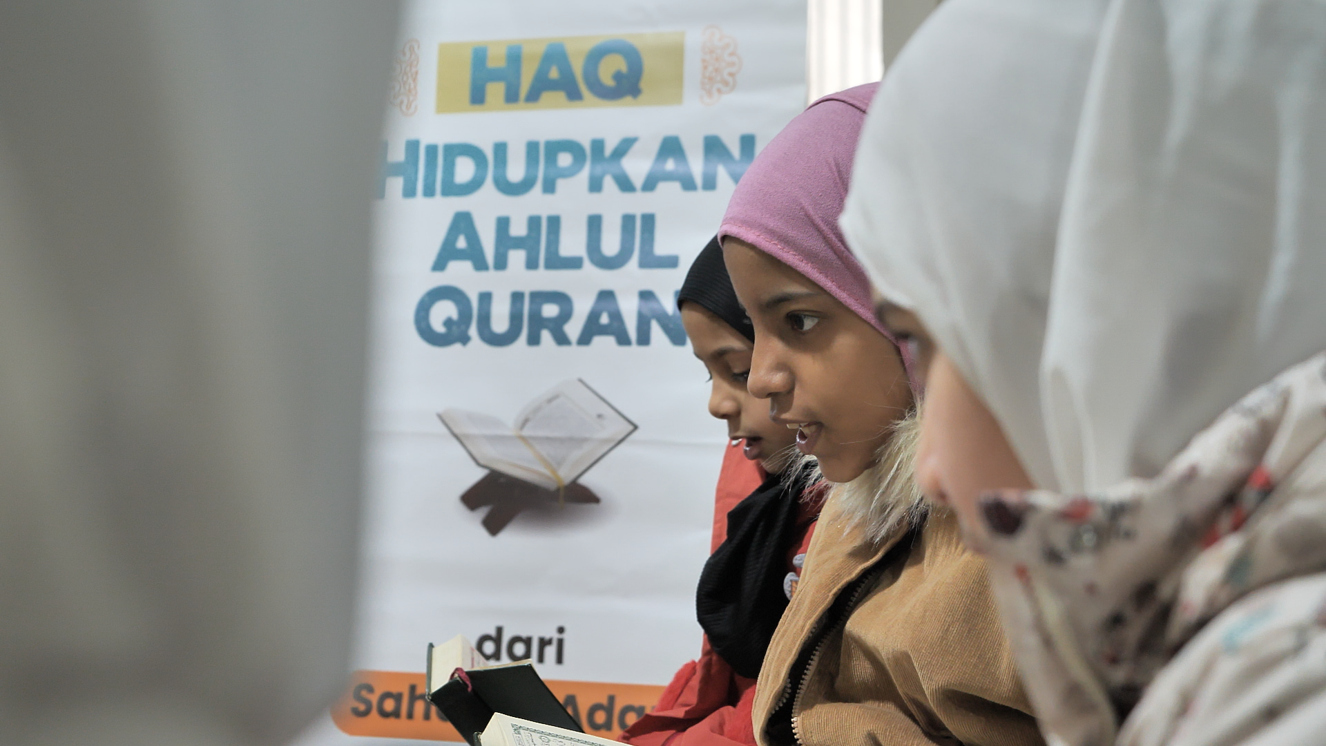 Anak-anak Palestina sedang mengikuti kelas quran dari program HAQ [dok.penyaluran Adara 2025]