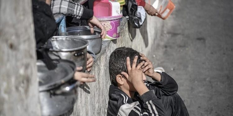 Seorang anak Gaza frustasi mengantre makan