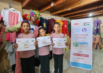 Anak yatim Gaza menerima hadiah hari raya Idul Adha berupa baju baru