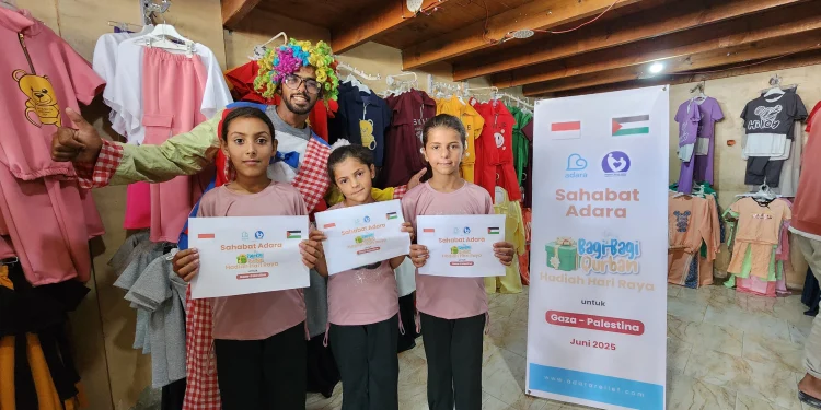 Anak yatim Gaza menerima hadiah hari raya Idul Adha berupa baju baru