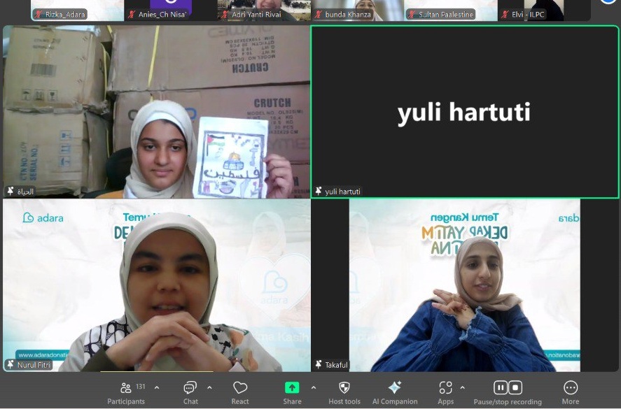 Yaqen (11) memperlihatkan hasil karya menggambarnya selama di kamp pengungsian dalam acara virtual "Temu Kangen Dekap Yatim Palestina (DYP)" bersama Adara dan para donatur (10/7).