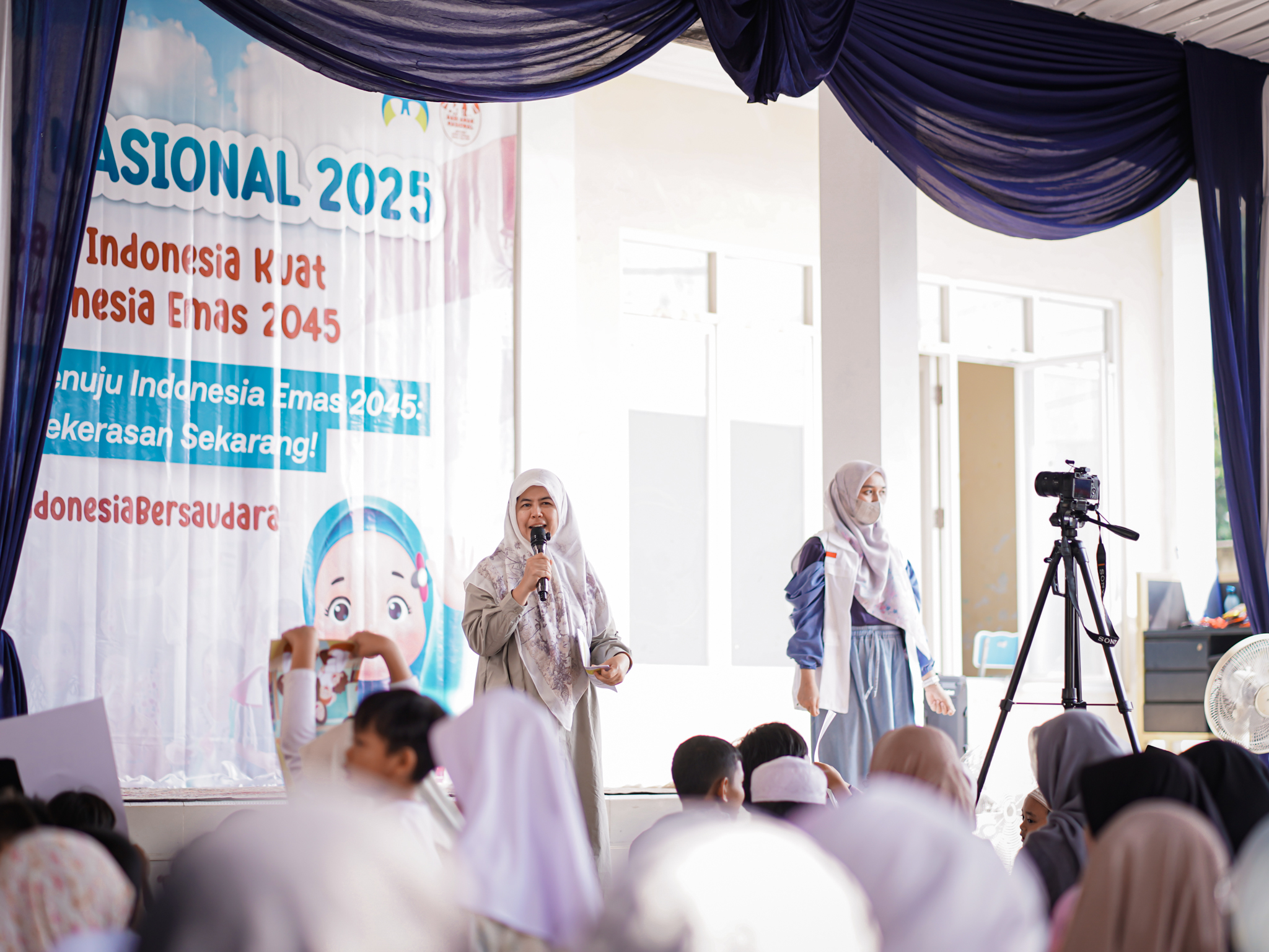 Maryam Rachmayani, Direktur Utama Adara Relief International menggugah semangat anak-anak dalam rangka memperingati Hari Anak Nasional.