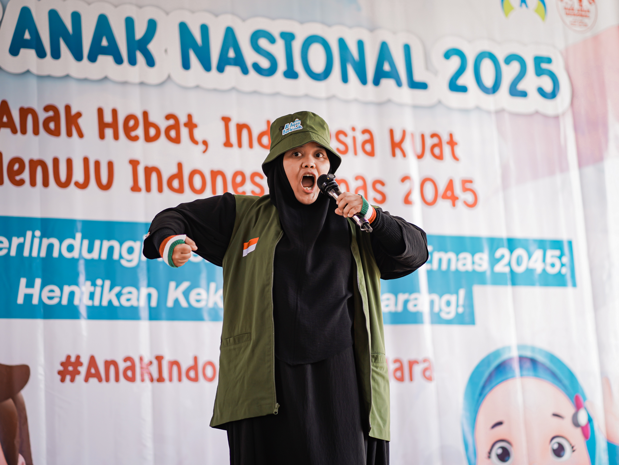 Kak Bie, seorang aktivis dan pengisah menyampaikan keteladanan dari kisah Umar bin Khattab, yang telah membebaskan Baitul Maqdis tanpa kekerasan.