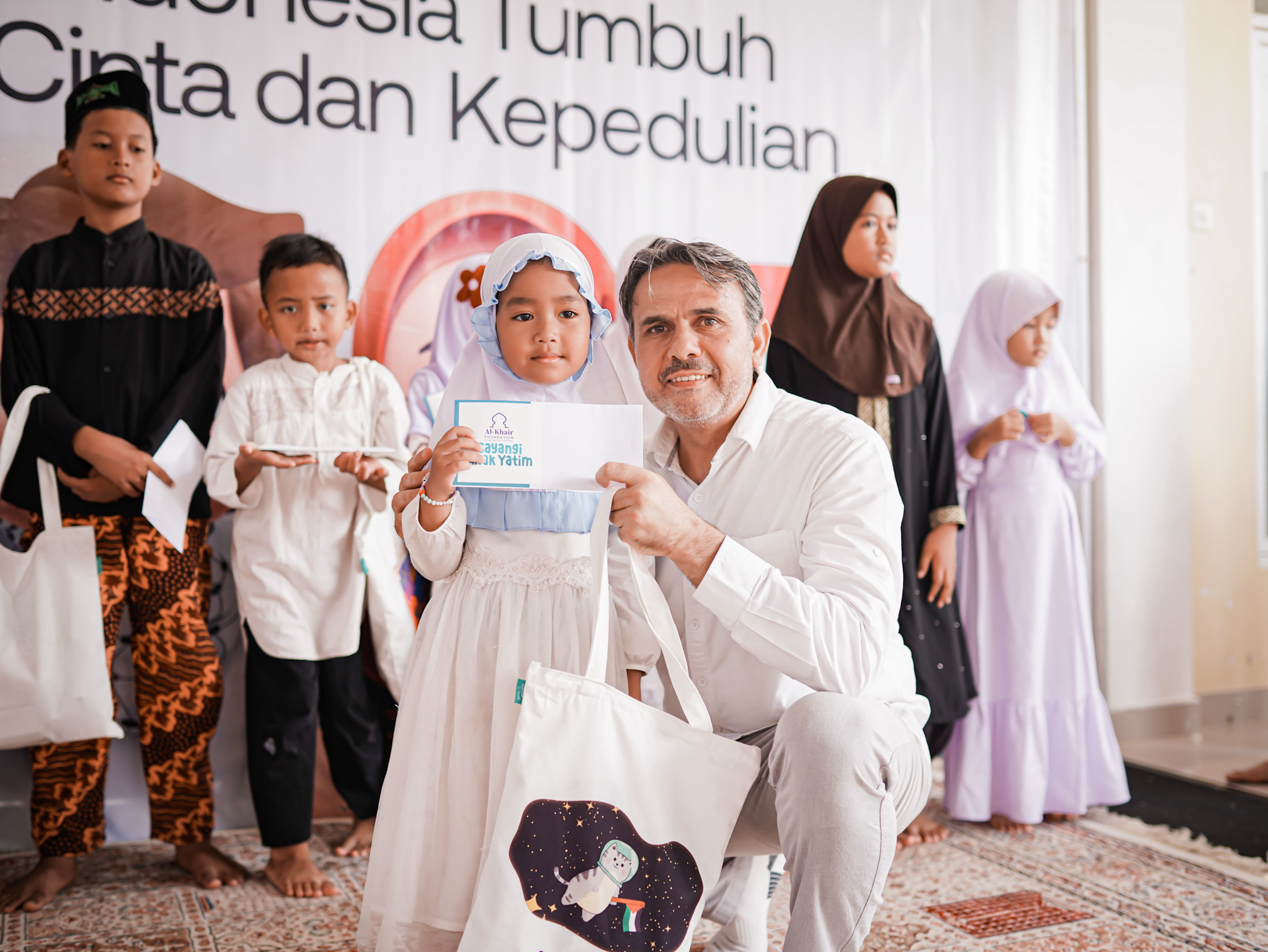 Athallah memberikan santunan secara langsung pada anak yatim dalam agenda Muharram Ceria (23/07).