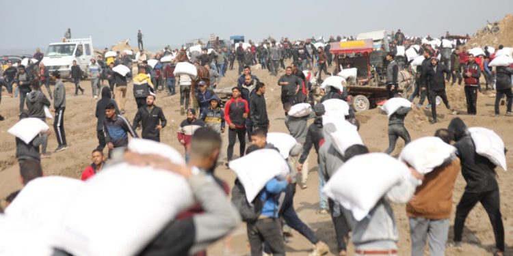 Kelaparan Mematikan di Gaza: Warga Serbu Bantuan, Anak-Anak Minum Air Asin