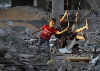 Anak-anak di Gaza bermain di dekat puing rumah mereka di Jabaliya, Gaza Utara (Foto: Dawoud Abu Alkas / Reuters, via Le Monde)
