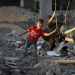 Anak-anak di Gaza bermain di dekat puing rumah mereka di Jabaliya, Gaza Utara (Foto: Dawoud Abu Alkas / Reuters, via Le Monde)
