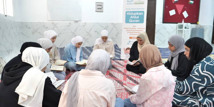 Anak-anak penghafal quran Palestina di kamp pengungsian di Lebanon mengikuti kelas quran dalam Program HAQ