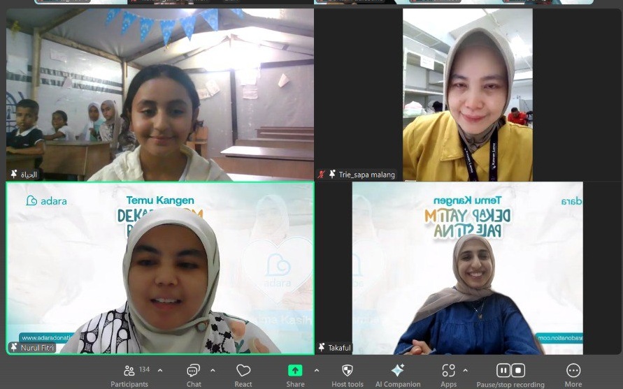 Mayar (11) menceritakan kegiatan sehari-harinya di kamp pengungsian Khan Younis alam acara virtual “Temu Kangen Dekap Yatim Palestina (DYP)” bersama Adara dan para donatur (10/7).