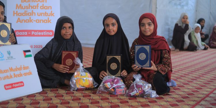 Adara Salurkan Mushaf dan Hadiah untuk Ratusan Anak Penghafal Qur’an di Gaza Utara