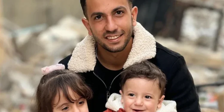 Anas Sharif bersama kedua buah hatinya (QNN)