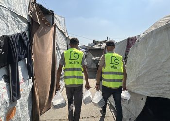 Tim Adara di lapangan sedang mendistribusikan bantuan makanan siap saji di tenda-tenda pengungsian di Gaza