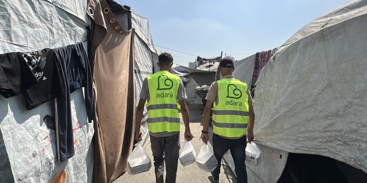 Tim Adara di lapangan sedang mendistribusikan bantuan makanan siap saji di tenda-tenda pengungsian di Gaza