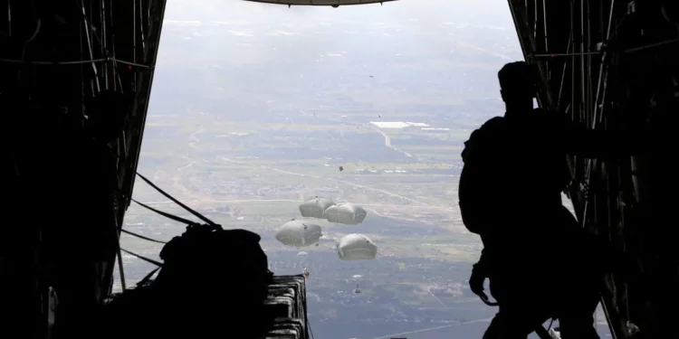 Peti bantuan udara jatuh di Gaza menewaskan warga Palestina akibat parasut gagal