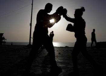 Petinju perempuan Palestina berlatih di pantai Gaza"