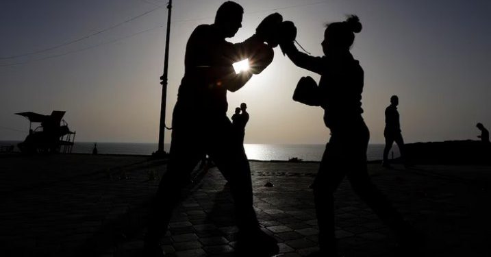 Petinju perempuan Palestina berlatih di pantai Gaza"