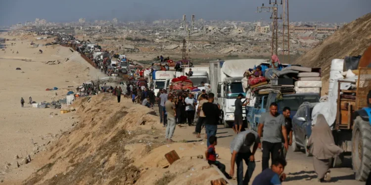 Warga Palestina bergerak menuju Gaza tengah melalui Jalan Al-Rashid menggunakan kendaraan, kereta kuda, dan berjalan kaki dengan barang-barang mereka yang terbatas, karena serangan Israel yang semakin intensif di Gaza utara memaksa mereka mengungsi, di Jalur Gaza pada 14 September 2025. [Mohammed Nassar – Anadolu Agency]