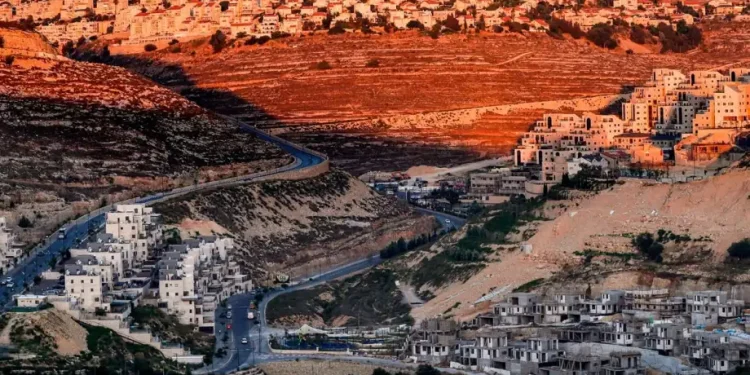 Foto yang diambil pada 25 Juni 2020 ini menunjukkan pemandangan pekerjaan konstruksi yang sedang berlangsung di permukiman Israel Givat Zeev, dekat Ramallah di Tepi Barat yang diduduki. – Israel bermaksud mencaplok permukiman Tepi Barat dan Lembah Yordan, sebagaimana diusulkan oleh Presiden AS Donald Trump, dengan langkah-langkah awal dijadwalkan akan dimulai pada 1 Juli. [AHMAD GHARABLI/AFP via Getty Images]