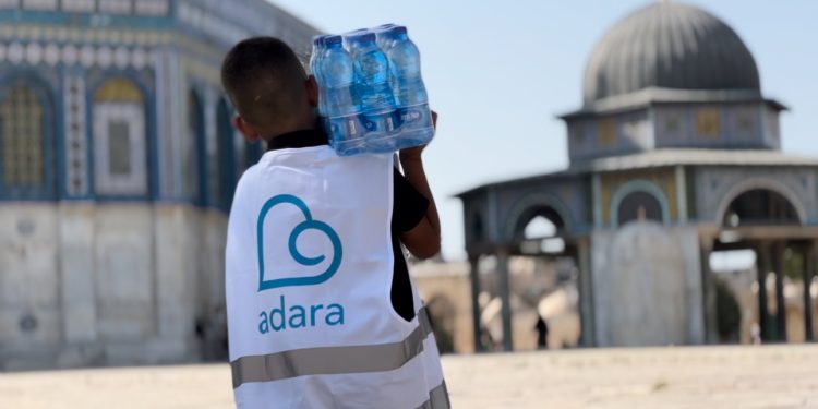 Berbagi Keberkahan di Tempat Penuh Berkah, Bantuan Air Mineral Basahi Dahaga 8.000 Jamaah Masjid Al-Aqsa