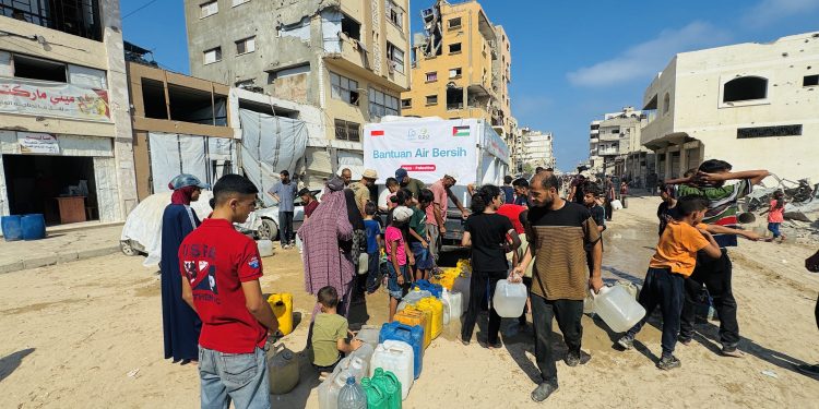 Tetesan Kemanusiaan di Tengah Genosida: Gaza Terima Bantuan Air Bersih