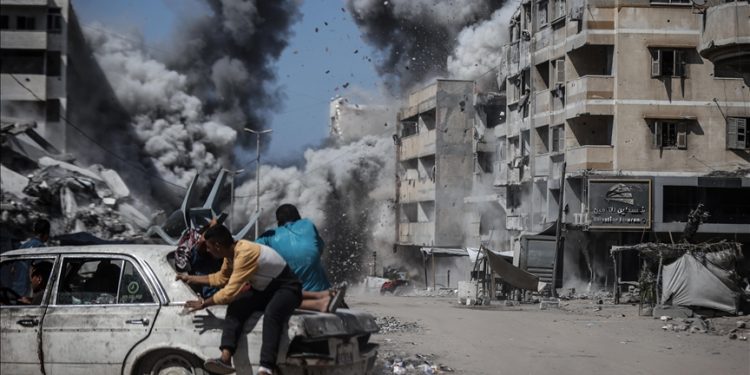 Warga meninggalkan daerah yang menjadi sasaran pasukan Israel di Kota Gaza, Gaza pada 27 September 2025.