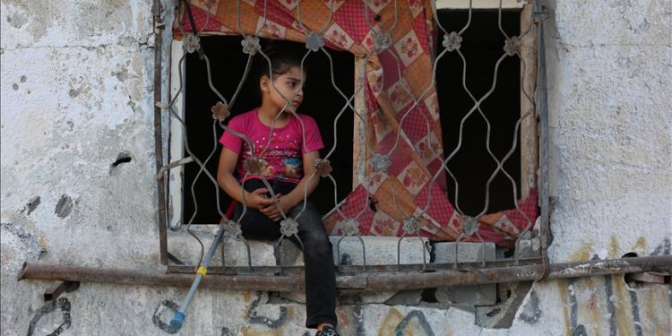 Anak Palestina berusia 9 tahun Miral Al Babli sedang menunggu kaki palsu setelah kehilangan salah satu kakinya dalam serangan Israel di Kamp Pengungsi Nuseirat, di Kota Gaza, Gaza pada 18 Agustus 2025.