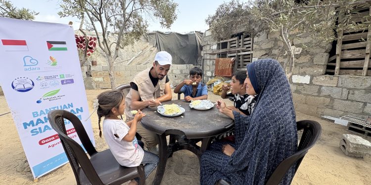 Sepiring Makanan, Seulas Senyum di Gaza