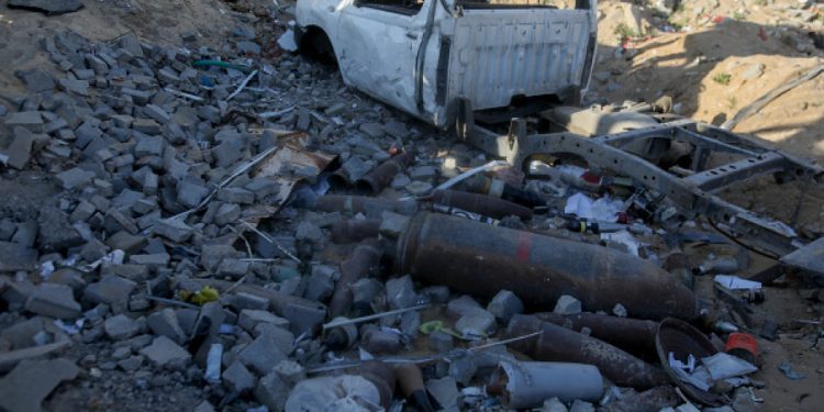 Diperkirakan 70.000 ton bahan peledak telah dijatuhkan di Gaza sejak dimulainya perang [Getty/foto arsip]