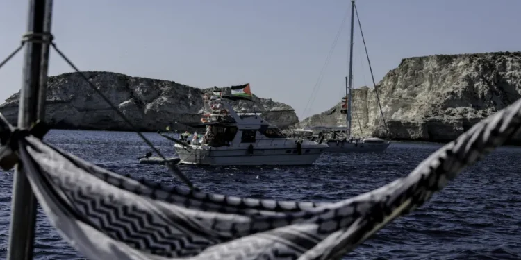 Beberapa kapal dari Armada Global Sumud terlihat berlabuh di lepas pantai Kreta saat armada bantuan kemanusiaan Global Sumud bersiap berangkat dari pantai Pulau Kreta, Yunani, dalam perjalanan terakhirnya menuju Gaza untuk menembus blokade Israel di Kreta, Yunani, pada 26 September 2025. [Niccolo Celesti – Anadolu Agency]