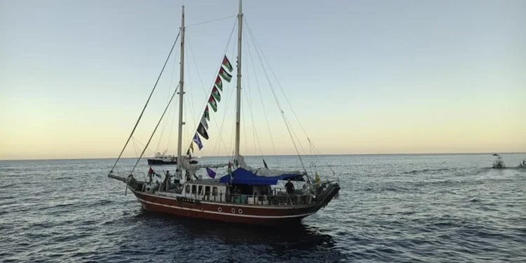 Pemandangan dari Global Sumud Flotilla, sebuah inisiatif internasional yang bertujuan mencapai Gaza untuk mengirimkan bantuan kemanusiaan, di laut pada 30 September 2025. [Ognjen Markovic – Anadolu Agency]