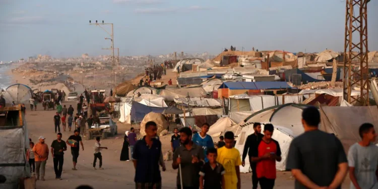 Warga Palestina, dengan membawa barang-barang bawaan mereka, bergerak menuju pusat kota Gaza di sepanjang Jalan Al-Rashid, menggunakan kendaraan, kereta kuda, dan berjalan kaki di Kota Gaza, Gaza, pada 1 Oktober 2025. [Mohammed Nassar – Anadolu Agency]