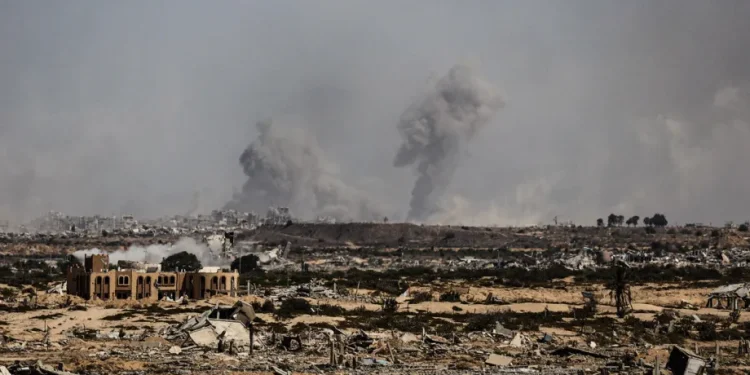 Asap mengepul dari area tersebut saat Israel melanjutkan serangannya meskipun Presiden AS Donald Trump menyerukan "segera hentikan serangan terhadap Gaza." Kamp Pengungsi Nuseirat di Kota Gaza, Gaza pada 4 Oktober 2025. [Khames Alrefi – Anadolu Agency]