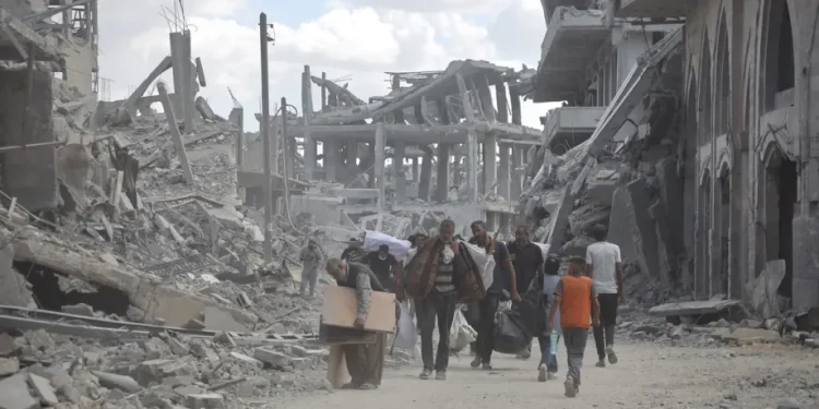 Pemandangan kehancuran akibat serangan Israel saat warga Palestina mulai kembali ke rumah mereka menyusul pengumuman gencatan senjata di Khan Yunis, Gaza, pada 10 Oktober 2025. [Abdallah Fs Alattar – Anadolu Agency]