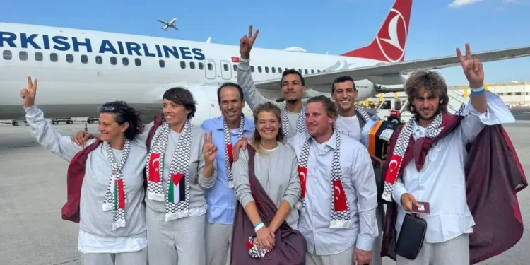Penerbangan Turkish Airlines (THY) membawa 94 aktivis, termasuk 18 warga Turki, dari Koalisi Armada Kebebasan, yang disita Israel di perairan internasional, ke Istanbul, Turki, pada 10 Oktober 2025. [Ali Akyasan – Anadolu Agency]