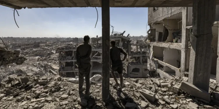 Warga Palestina kembali ke permukiman Sheikh Ridwan dan Abu Iskandar yang hancur setelah penarikan pasukan Israel dari Kota Gaza setelah perjanjian gencatan senjata di Gaza pada 15 Oktober 2025. Banyak bangunan hancur total, dan rumah serta harta benda warga sipil mengalami kerusakan parah. Warga Palestina mencari sisa-sisa harta benda mereka di antara reruntuhan rumah mereka. [Mahmoud Abu Hamda – Anadolu Agency]