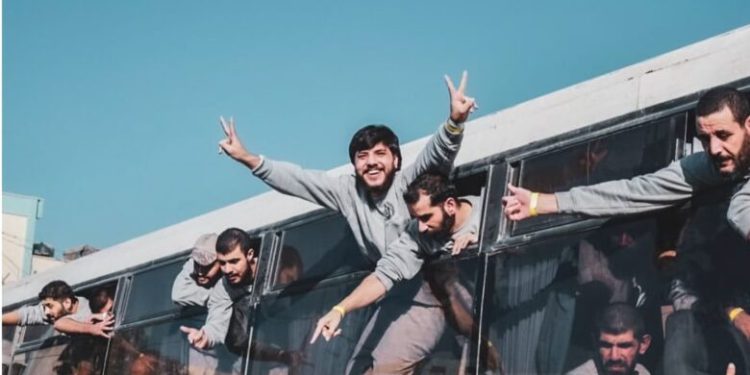 Di Antara Sukacita dan Duka: Keluarga Gaza Menyambut Kepulangan Putra Mereka yang Dibebaskan