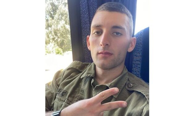 Prajurit Israel yang Dibebaskan Mengaku Hamas Memberinya Kitab Taurat dan Perlengkapan Ibadah Selama Penawanan