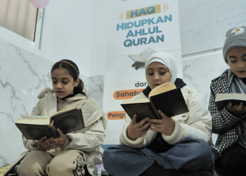 Anak-anak Palestina di kamp pengungsian di Lebanon sedang fokus menghafal Al Quran meski di tengah berbagai keterbatasan dan tantangan [Dok. Penyaluran Program HAQ Adara, 2025]