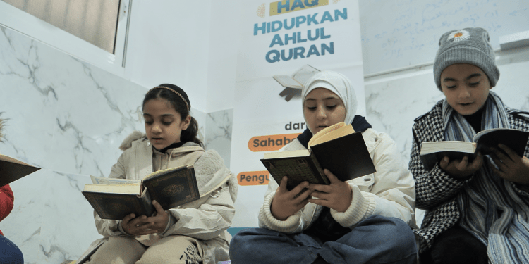 Anak-anak Palestina di kamp pengungsian di Lebanon sedang fokus menghafal Al Quran meski di tengah berbagai keterbatasan dan tantangan [Dok. Penyaluran Program HAQ Adara, 2025]
