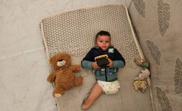 Di Gaza, masa kanak-kanak telah berubah menjadi medan perang. Dalam keheningan rapuh gencatan senjata, suara perang masih bergema di tubuh dan jiwa anak-anak. Sebagian tidur di samping makam keluarga mereka, sebagian lain terbangun di tengah malam tanpa kaki, rumah, atau orang-orang yang mereka cintai. Selama dua tahun genosida Israel, kehidupan dan kematian di Gaza berubah total. Lebih dari 68.000 orang telah terbunuh dan 170.000 lainnya terluka, hampir separuhnya adalah anak-anak. Luka yang mereka derita bersifat fisik, psikologis, dan lintas generasi. Luka di Tubuh Kecil Serangan udara Israel telah membunuh ribuan anak dan melukai puluhan ribu lainnya. Menurut Kementerian Kesehatan Gaza, sekitar 170.000 warga terluka, termasuk 44.000 anak, dan 18% di antaranya dalam kondisi kritis. Lebih dari 5.000 orang harus diamputasi, termasuk 1.200 anak. Anak-anak seperti Hala Shukri (12 tahun) yang kehilangan kulit kepala, Obaida Atwan (15 tahun) yang kehilangan tangan dan kaki, serta Mohammad Abu Akar yang terus menanyakan kapan kakinya akan tumbuh kembali, adalah sebagian kecil dari mereka yang kini harus hidup dengan disabilitas permanen. Sebagian kecil anak berhasil dievakuasi ke luar negeri untuk mendapatkan operasi prostetik, sementara lebih dari seribu lainnya masih menunggu perbatasan dibuka. Luka Karena Kelaparan Blokade dan kehancuran infrastruktur telah menjerumuskan Gaza ke ambang kelaparan. Sebanyak 650.000 anak kini terancam meninggal akibat malnutrisi, termasuk 40.000 bayi yang tidak memiliki akses untuk mendapat susu formula. Setidaknya 453 anak telah meninggal karena kelaparan. Banyak anak kehilangan berat badan secara drastis, mengalami rambut rontok, kulit mengelupas, dan akhirnya meninggal sebelum sempat mendapat perawatan. Contohnya adalah Huda Abu Al-Naja (8 tahun), yang wafat setelah tujuh bulan menunggu pembukaan perbatasan Rafah untuk pengobatan. Selain kelaparan, anak-anak juga menderita karena vaksinasi yang terhenti dan penyakit akibat air kotor. Israel bahkan melarang masuknya vaksin rotavirus yang melindungi dari diare kronis. Luka Sejak dalam Kandungan Serangan dan blokade juga berdampak pada bayi yang belum lahir. Dokter di Gaza mencatat lonjakan keguguran, kelahiran prematur, dan cacat lahir akibat paparan bahan kimia beracun dari senjata Israel. Pada 2025 saja, tercatat 400 kasus kelainan bawaan, dan tingkat deformitas janin kini mencapai 200 kasus per 1.000 kelahiran lima kali lipat dari rata-rata global. Bayi lahir dengan cacat otak, kelainan jantung, hidrosefalus, hingga tanpa anggota tubuh. Banyak perempuan terpaksa melahirkan di tenda karena rumah sakit hancur atau penuh sesak. Sekitar 150.000 ibu hamil kini menghadapi risiko tinggi akibat kekurangan gizi, stres, dan paparan racun. Generasi yang Terkubur dalam Trauma Dari amputasi hingga kelaparan dan cacat lahir, anak-anak Gaza menanggung beban paling berat dari genosida Israel. Luka mereka tidak berhenti bersama gencatan senjata–justru di sanalah penderitaan baru dimulai. Generasi ini tumbuh dengan tubuh yang terluka dan jiwa yang dihantui perang. Mereka adalah generasi yang hilang, saksi hidup dari kehancuran kemanusiaan di Gaza.