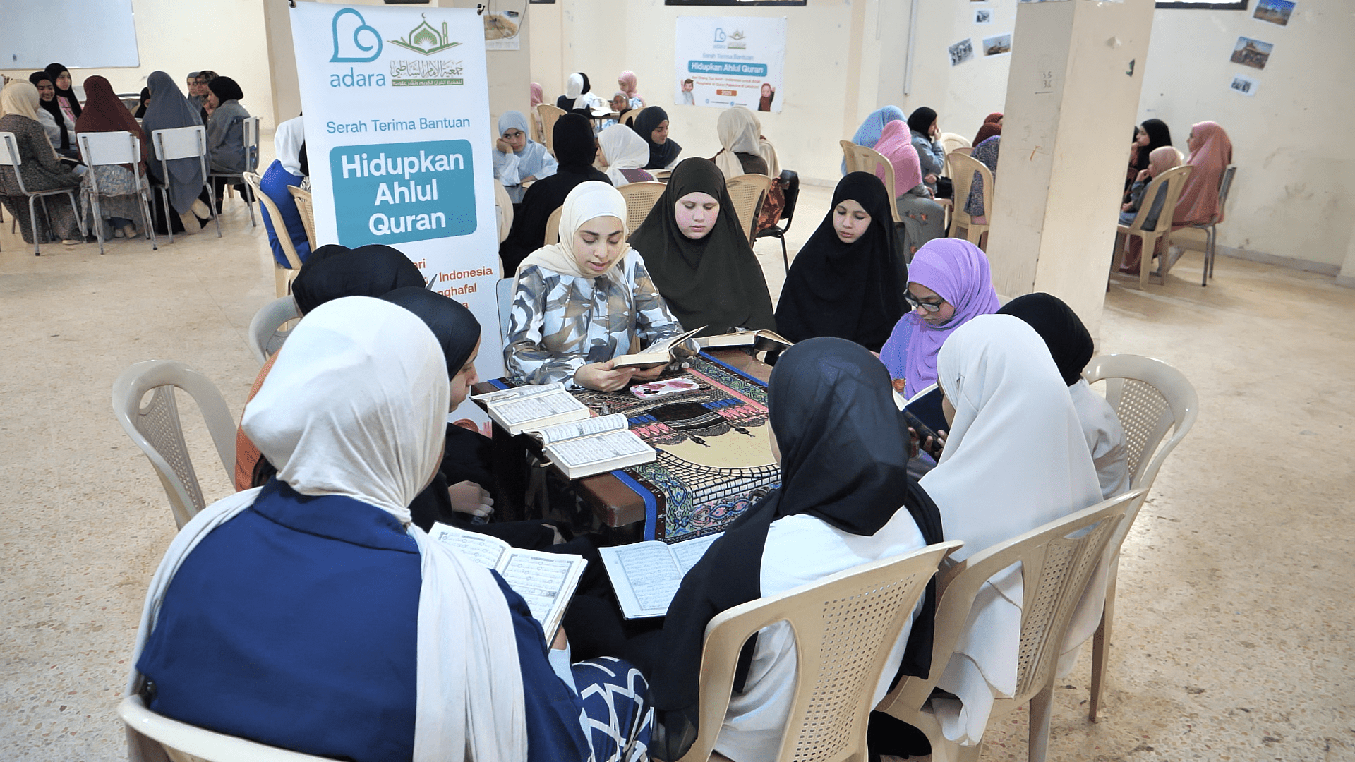 Anak-anak penghafal Al Quran Palestina sedang belajar dan menghafal Al Quran di kelas dalam program HAQ.