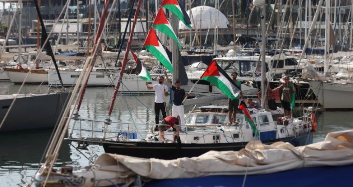 Aktivis memasang bendera Palestina pada kapal yang berpartisipasi dalam Global Sumud Flotilla (MEE)
