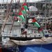 Aktivis memasang bendera Palestina pada kapal yang berpartisipasi dalam Global Sumud Flotilla (MEE)