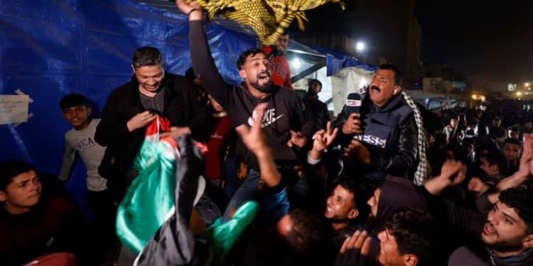 Warga Palestina bereaksi terhadap berita tentang kesepakatan gencatan senjata dengan Israel, di Khan Younis di Jalur Gaza selatan, 15 Januari. REUTERS/Mohammed Salem