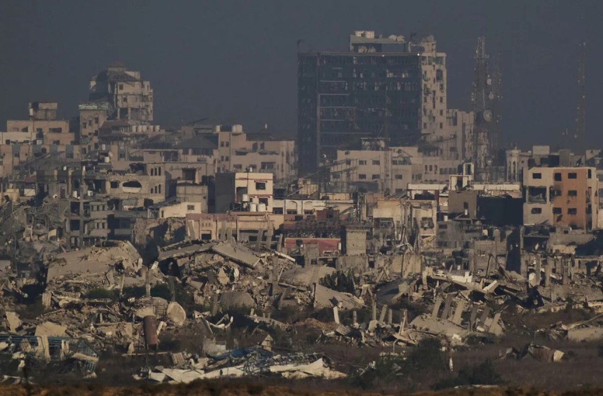 Bangunan-bangunan yang hancur selama operasi darat dan udara Israel di Jalur Gaza utara (11/9). Serangan intensif di wilayah utara terjadi saat Israel bersiap memulai serangan barunya di Kota Gaza. Setidaknya 72 warga Palestina terbunuh dan lebih dari 350 lainnya terluka dalam serangan di seluruh Gaza selama 24 jam terakhir. (Leo Correa/AP/Euronews)